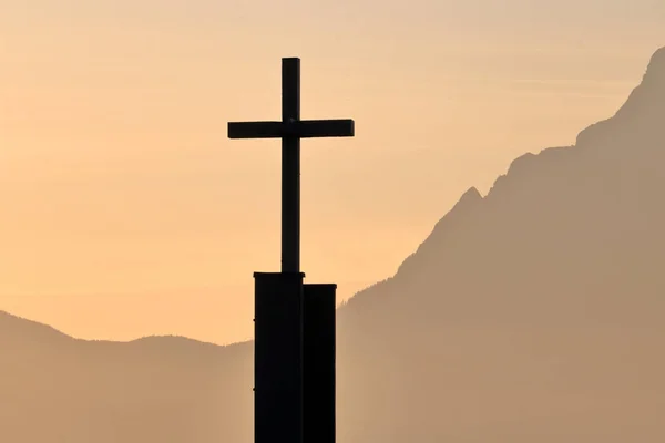 Ein Silhouettiertes Christliches Kreuz Steht Vor Einem Steilen Gebirge Während — Stockfoto