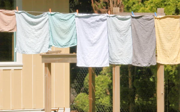 Tutup Tampilan Dari Sebuah Nondescript Mencuci Polos Hang Out Clothesline — Stok Foto