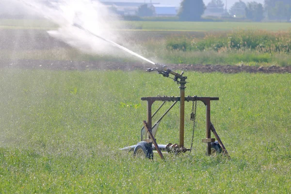 Mittlere Ansicht Einer Bewässerungsdüse Während Der Hammer Auf Den Wasserdurchfluss — Stockfoto