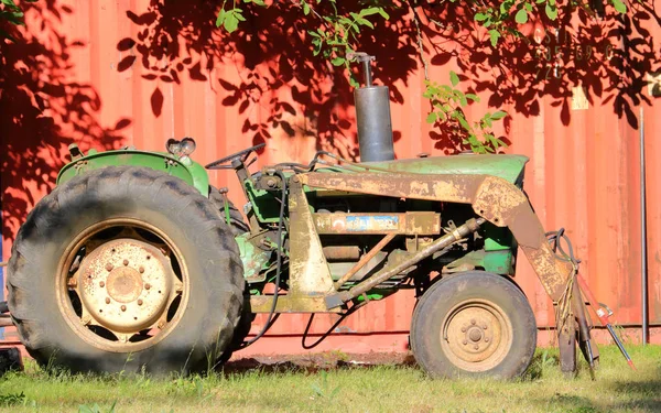 Vollprofil Ansicht Eines Alten Rostigen Traktors Der Neben Einer Großen — Stockfoto