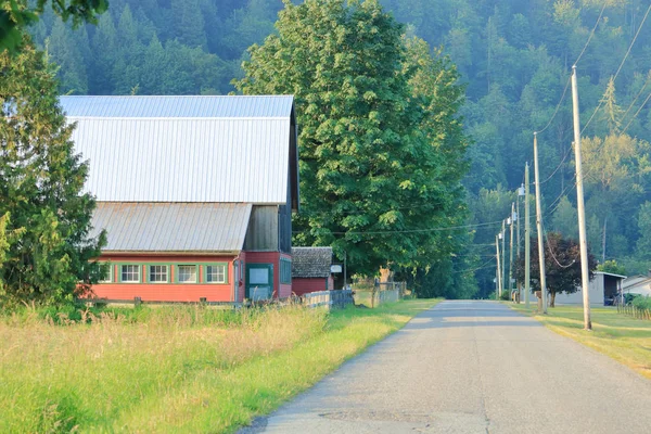 Une Route Rurale Tranquille Passe Devant Une Grande Grange Rouge — Photo