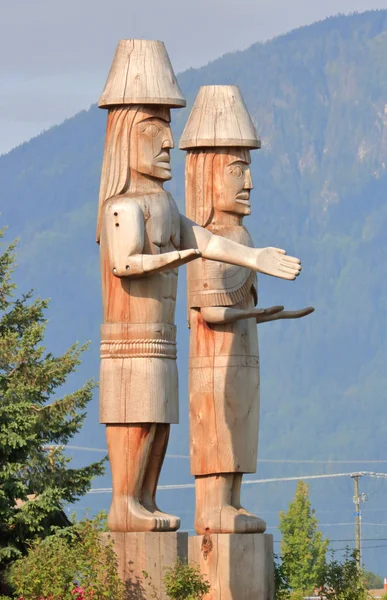 Close Vertical View Two Sto First Nations Carvings Tourist Information — Stock Photo, Image