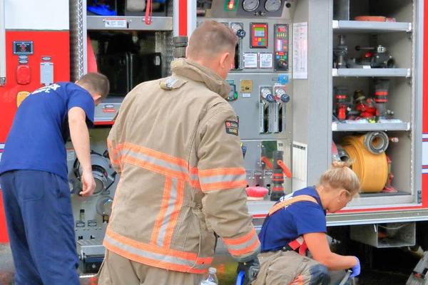 Bombeiros Masculinos Femininos Trabalham Juntos Depois Apagar Com Sucesso Incêndio — Fotografia de Stock