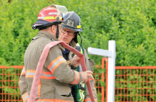 Capitão Com Chilliwack Corpo Bombeiros Discute Eventos Com Colega Bombeiro — Fotografia de Stock