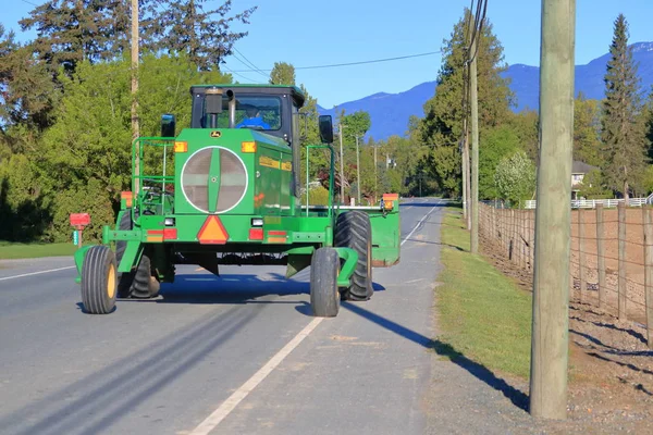 Máquinas Agrícolas Viajam Uma Estrada Rural Perto Chilliwack Canadá Demonstrando — Fotografia de Stock