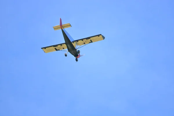 Ein Einmotoriges Propellerflugzeug Fliegt Über Kopf Und Legt Dabei Unterbauch — Stockfoto