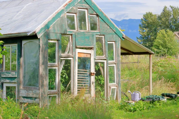 Nära Bild Ett Välanvänt Och Ändå Användbart Personligt Växthus Som — Stockfoto