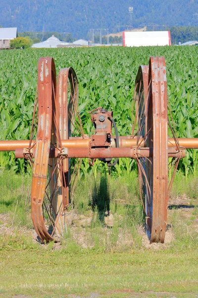 Vista Estreita Vertical Detalhada Uma Antiga Linha Roda Irrigação Enferrujada — Fotografia de Stock