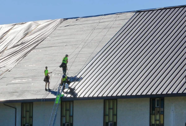 Wide View Three Professional Roofers Work Extensive Safety Equipment Use — Stock Photo, Image