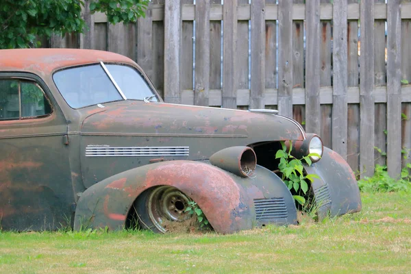 Bir Çim Süs Olarak Kullanılan Klasik Bir Rustik Araba Şasi — Stok fotoğraf