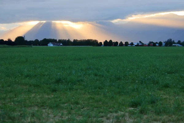 Gyönyörű Napfény Streaming Révén Törött Felhő Terjedését Mezőgazdasági Üzemek Földet — Stock Fotó