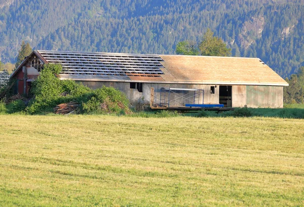 一座旧谷仓或牲畜建筑正在建造一座新屋顶 并将使用多年 — 图库照片