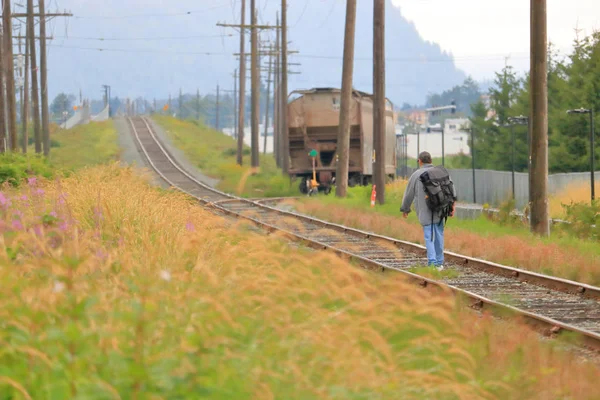 Široký Pohled Tuláka Bez Domova Pomocí Železniční Tratě Procházce Krajinou — Stock fotografie