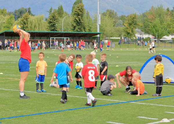 Jovens Assistem Ouvem Treinadores Durante Acampamento Futebol Verão Realizado Parque — Fotografia de Stock