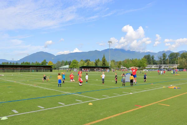 Jongens Kijken Luisteren Naar Instructeurs Tijdens Het Zomer Voetbal Kamp — Stockfoto