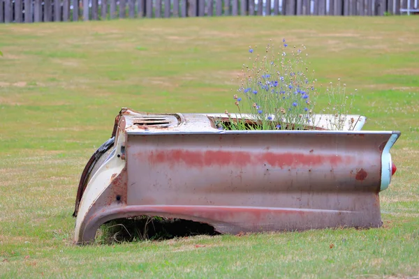 Antico Tronco Auto Stato Convertito Giardino Decorativo Fioriera — Foto Stock