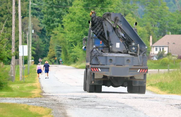 Long Narrow Country Road Large Industrial Vehicle Headed People Walking — Stock Photo, Image