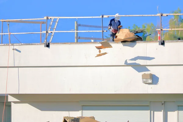 Scraps Material Thrown Building Roof While Roofer Wears Mask Protect — Stock Photo, Image