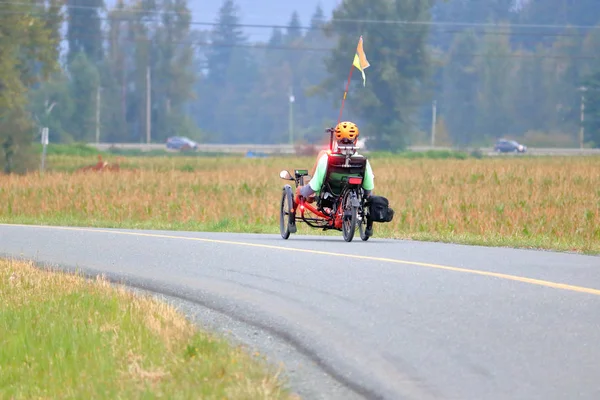 Nowoczesny Trzykołowy Rower Drodze Tradycyjnymi Pojazdami Napędzanych Gazem Tle — Zdjęcie stockowe