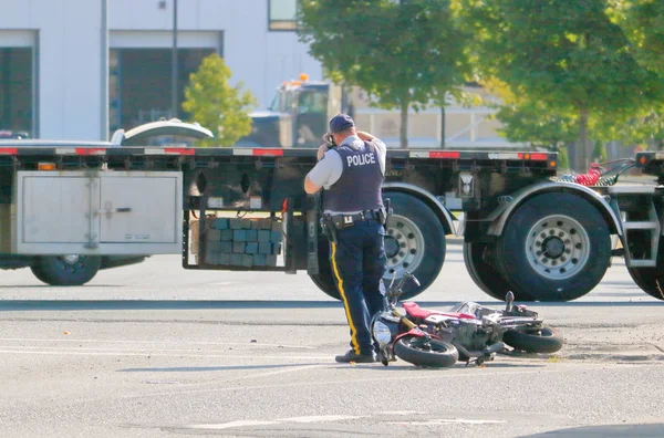 Chilliwack Police Officer Gathers Evidence Accident Motorcycle Semi Trailer Corner — Stock Photo, Image