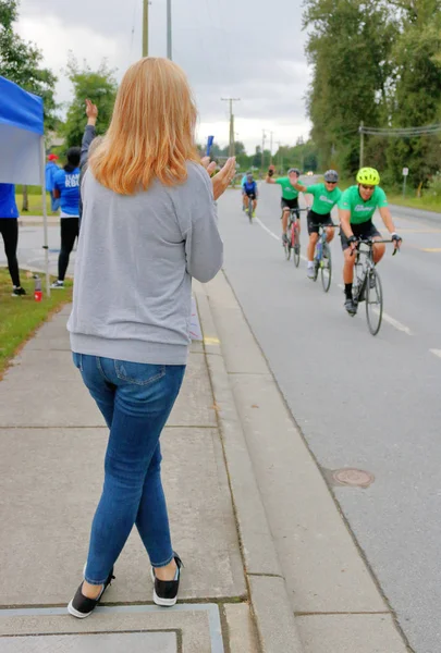 2019年8月25日 在不列颠哥伦比亚省罗斯代尔附近参加 征服癌症骑行 筹款活动的一群自行车手 一名支持者欢呼雀跃 — 图库照片