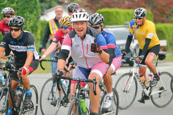 Duży Uśmiech Kciuki Się Rowerzysty Uczestniczących Corocznej Jazdy Conquer Cancer — Zdjęcie stockowe