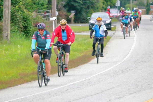 2019年8月25日 来自各行各业的自行车手参加了在不列颠哥伦比亚省罗斯代尔附近举行的一年一度的征服癌症筹款活动 — 图库照片