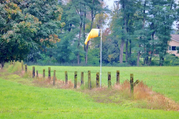 Szeroki Widok Żółtego Windsock Zamontowanego Prywatnej Ziemi Zastosowań Lotnictwie Osobistym — Zdjęcie stockowe