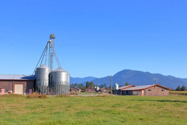 夏季山谷中小型当地粮仓生意的景观 — 图库照片