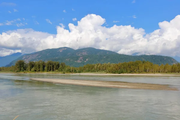 在干燥的夏季 在积云下设置的主要河流沙堤的宽阔景观视图 — 图库照片