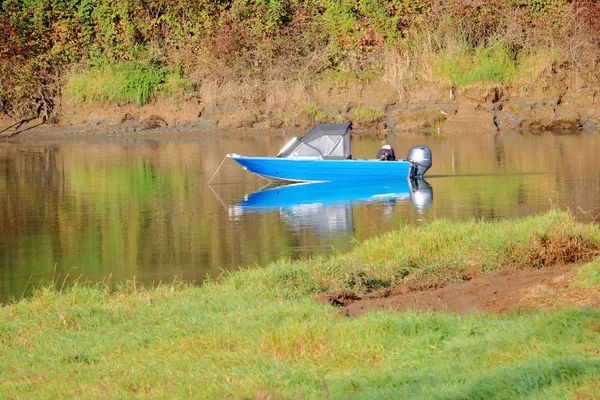 Close Profile View Man Motorboat Fishing Clear Fresh Water River — Stock Photo, Image