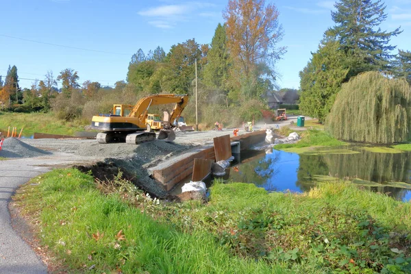 Small Crew Industrial Equipment Used Construct Small Short Bridge Canal — Stock Photo, Image