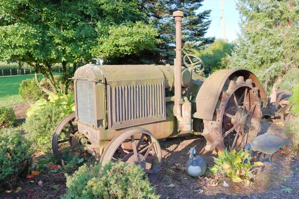 Starý Starožitný Traktor Používá Vyzdobení Rezidence Která Posílena Krásnou Zahradní — Stock fotografie