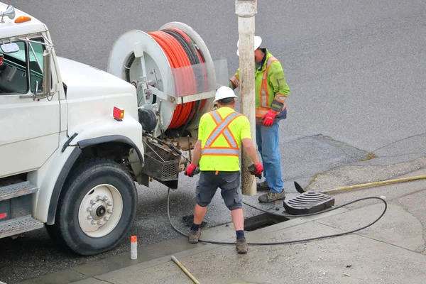 Work Crew Use Industrial Equipment Clean Debris City Sewer — ストック写真