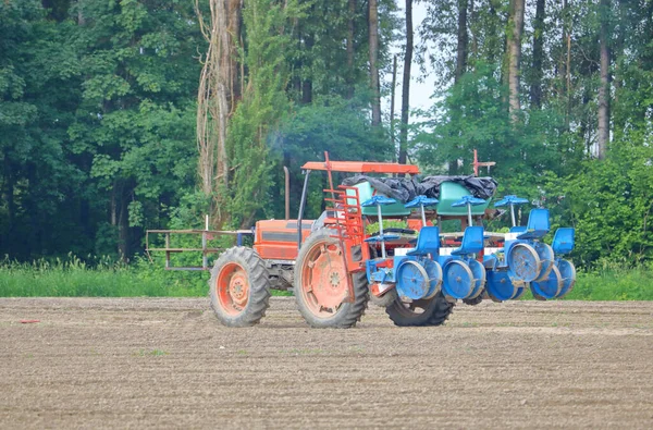 带有专门设计的附属装置的拖拉机的全景 供农业工人采摘庄稼用 — 图库照片