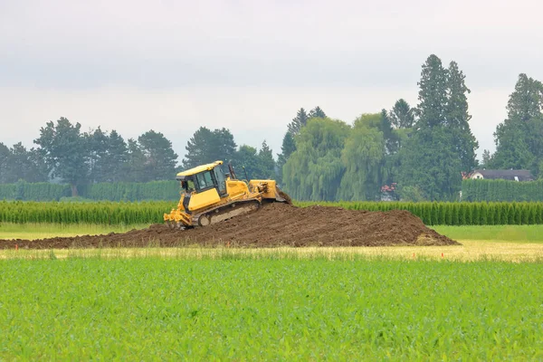 Eine Planierraupe Wird Verwendet Schmutz Streuen Die Landwirtschaftliche Aussaat Einem — Stockfoto