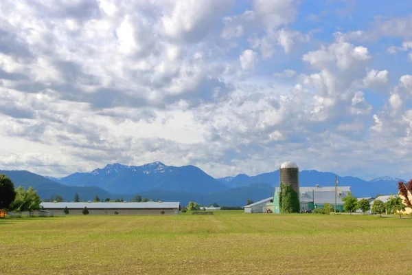 Une Scène Rurale Avec Des Bâtiments Ferme Sous Couvert Nuages — Photo