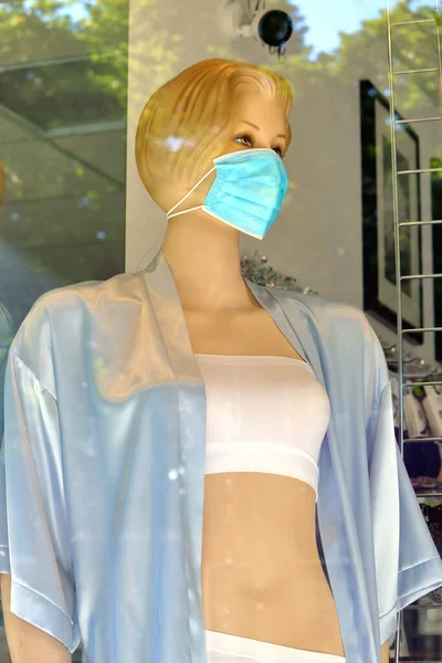 Mannequin Store Window Wears Face Mask Reflection Times Covid Pandemic — Stock Photo, Image