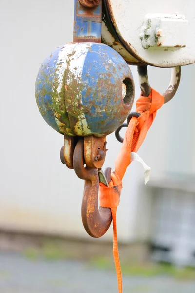 Nära Detaljerad Och Vertikal Rostig Kula Och Krok Som Används — Stockfoto