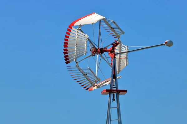 与晴朗的夏日天空相对照的风力涡轮机的近景 — 图库照片