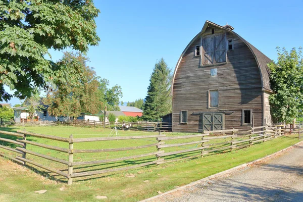 Oude Traditionele Noord Amerikaanse Schuur Van Hout Gaat Vergezeld Van — Stockfoto