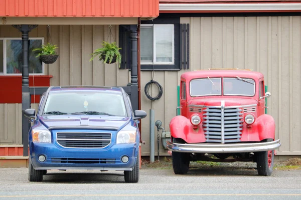 Close Front View Two Vehicles Including One Model Current Era — Stock Photo, Image