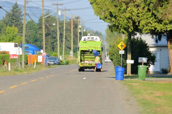Hard Working City Laborer Empties Garbage Bins Truck Two Lane — Stock Photo, Image