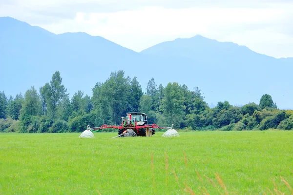 Weite Sicht Auf Einen Bewässerungsschlauch Der Einem Traktor Befestigt Ist — Stockfoto