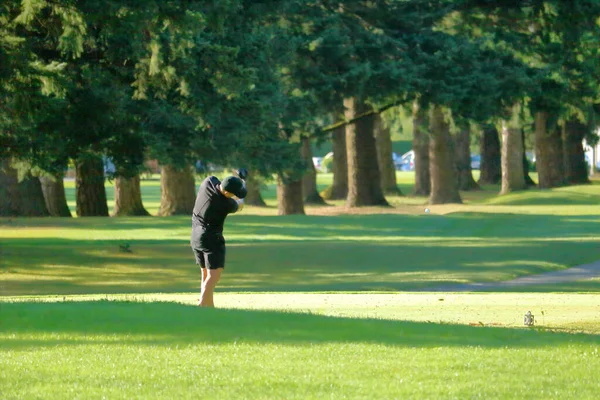 Vista Ampla Homem Golfista Meia Idade Logo Após Impacto Com — Fotografia de Stock