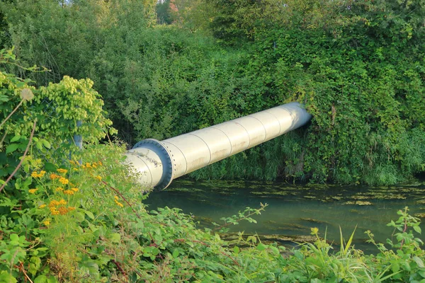 Vista Vicino Condotto Tubo Industriale Che Fornisce Acqua Potabile Fresca — Foto Stock