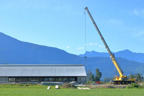 近代的な牛小屋の建設のために使用されるホイスト又は産業用クレーンの見解 — ストック写真