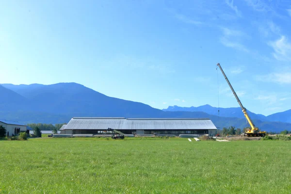 Vue Complète Construction Hangar Vache Moderne Avec Une Grue Industrielle — Photo