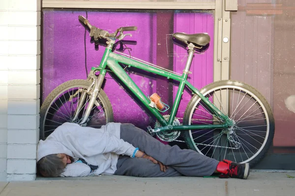 Bezdomovec Spí Před Obchodem Který Byl Uzavřen — Stock fotografie