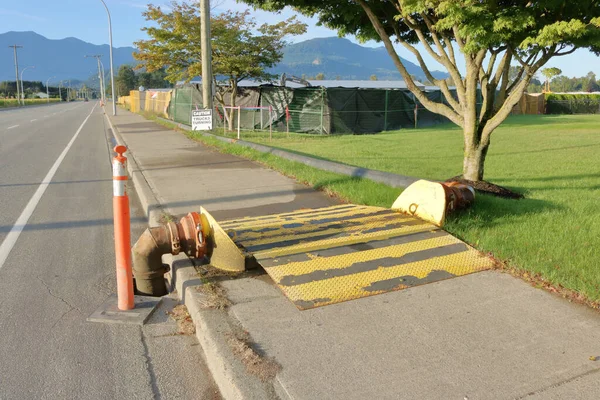 Grand Couvercle Métallique Est Utilisé Sur Trottoir Piétonnier Tuyau Irrigation — Photo